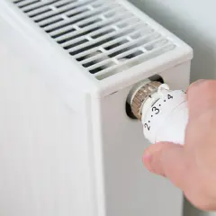 W którą stronę zakręcić grzejnik, aby uniknąć zimna w domu?
