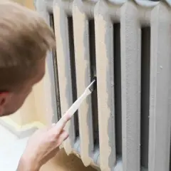Jak pomalować ścianę za grzejnikiem bez bałaganu i trudności