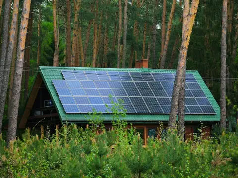 Przydomowe elektrownie słoneczne: jak obniżyć rachunki za prąd?
